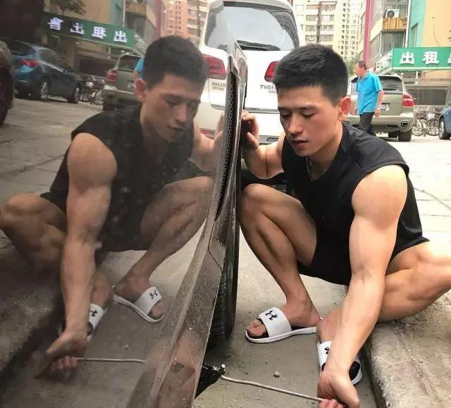 爱健身的185cm帅哥,认真修车的样子太帅了 爱健身的185cm帅哥,认真修车的样子太帅了