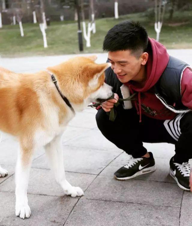 爱健身的185cm帅哥,认真修车的样子太帅了 爱健身的185cm帅哥,认真修车的样子太帅了