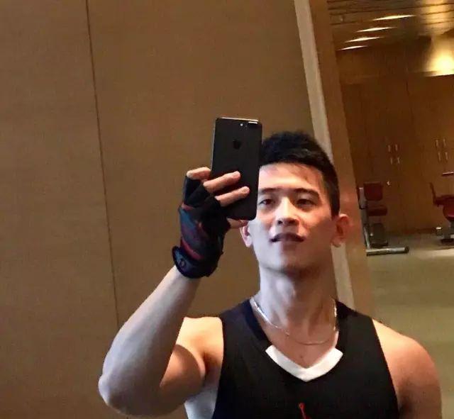 爱健身的185cm帅哥,认真修车的样子太帅了 爱健身的185cm帅哥,认真修车的样子太帅了