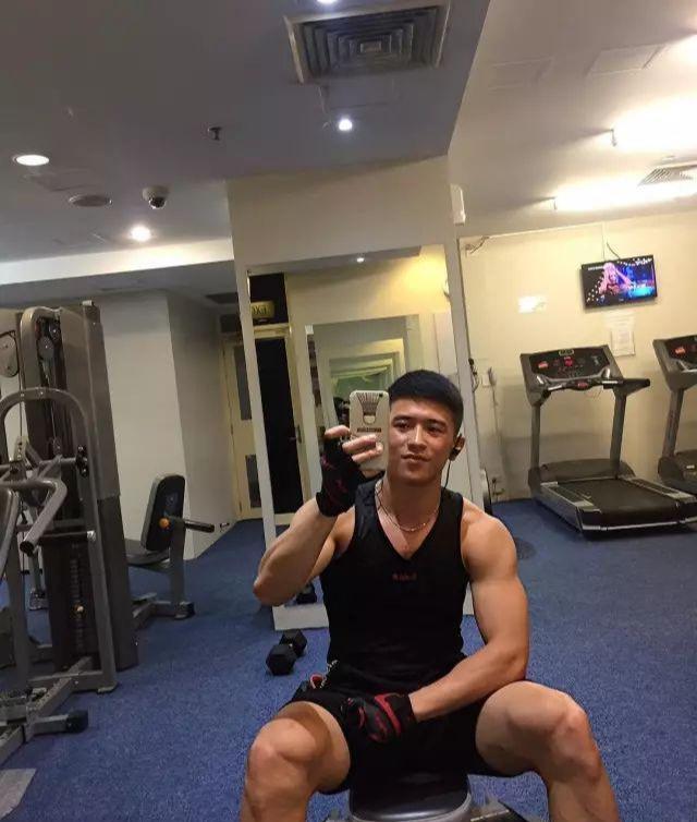 爱健身的185cm帅哥,认真修车的样子太帅了 爱健身的185cm帅哥,认真修车的样子太帅了