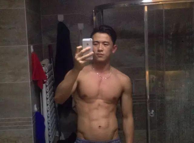 爱健身的185cm帅哥,认真修车的样子太帅了 爱健身的185cm帅哥,认真修车的样子太帅了