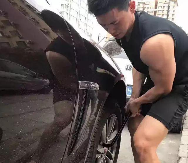 爱健身的185cm帅哥,认真修车的样子太帅了 爱健身的185cm帅哥,认真修车的样子太帅了