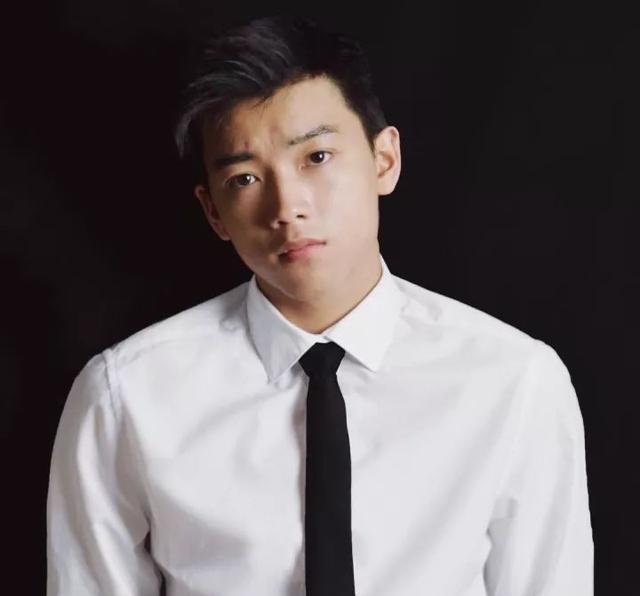 学霸转行做男模,高颜值好身材引摄影师都点赞 学霸转行做男模,高颜值好身材引摄影师都点赞