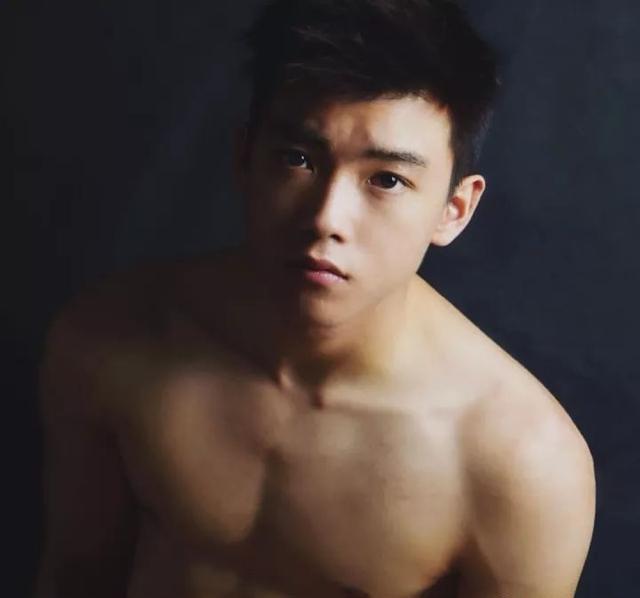 学霸转行做男模,高颜值好身材引摄影师都点赞 学霸转行做男模,高颜值好身材引摄影师都点赞