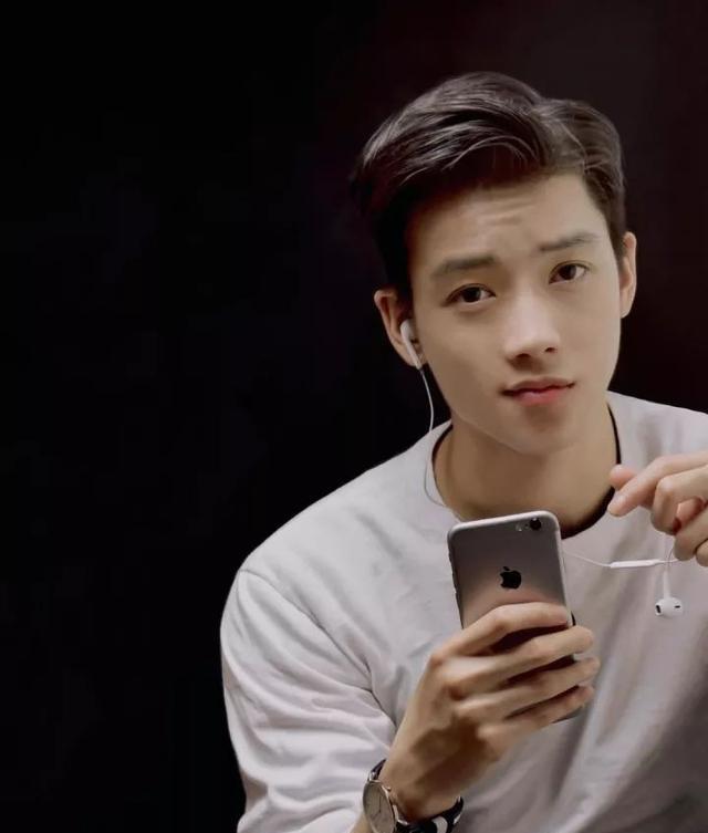 学霸转行做男模,高颜值好身材引摄影师都点赞 学霸转行做男模,高颜值好身材引摄影师都点赞