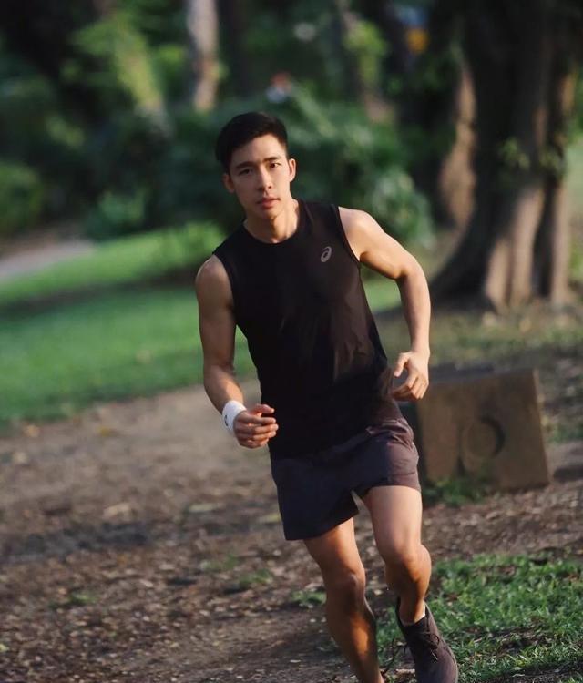 他因出演肌肉爸爸而走红,成熟男人味魅力无法挡 他因出演肌肉爸爸而走红,成熟男人味魅力无法挡