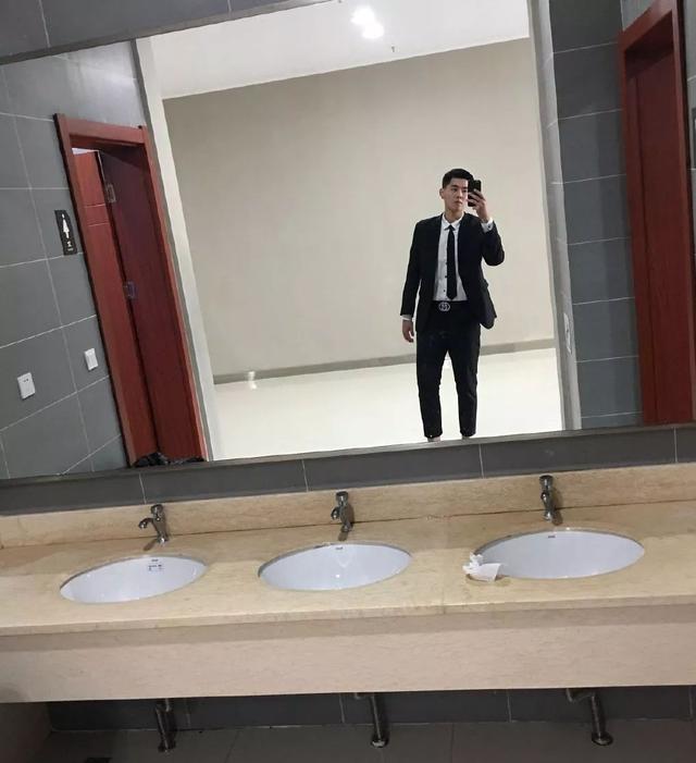 宁波大学193CM篮球校草穿正装,这大长腿太帅了 宁波大学193CM篮球校草穿正装,这大长腿太帅了