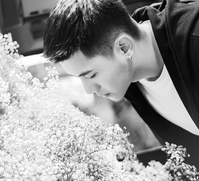 宁波大学193CM篮球校草穿正装,这大长腿太帅了 宁波大学193CM篮球校草穿正装,这大长腿太帅了