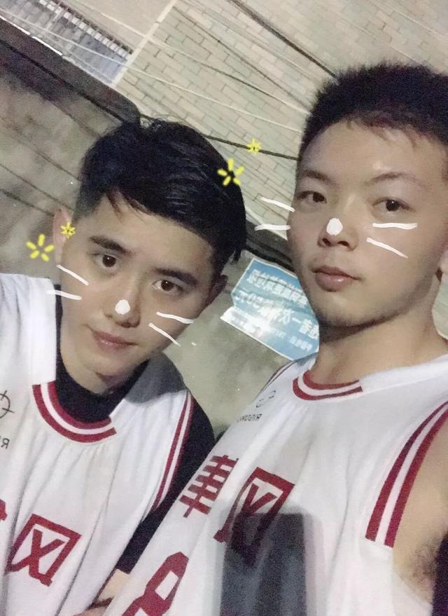 宁波大学193CM篮球校草穿正装,这大长腿太帅了 宁波大学193CM篮球校草穿正装,这大长腿太帅了