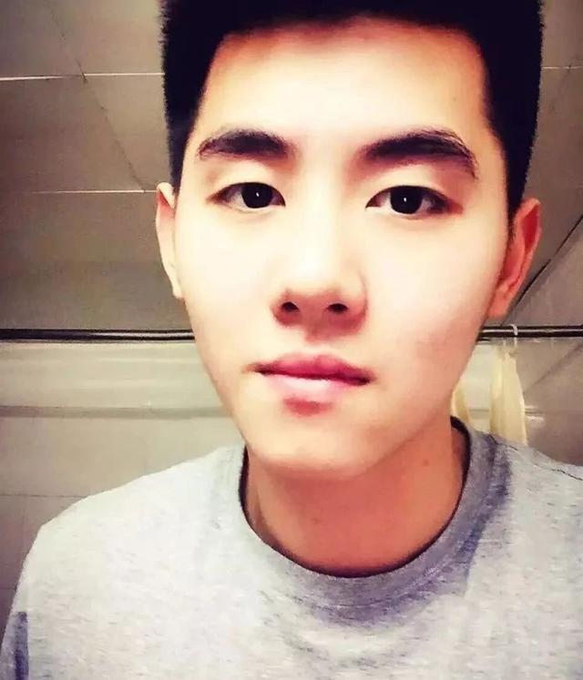 宁波大学193CM篮球校草穿正装,这大长腿太帅了 宁波大学193CM篮球校草穿正装,这大长腿太帅了