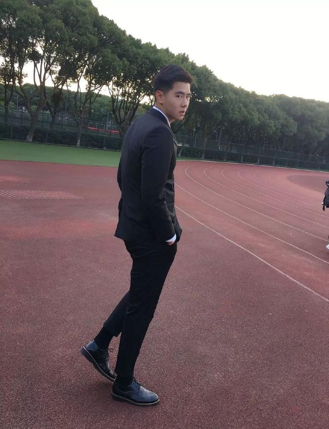 宁波大学193CM篮球校草穿正装,这大长腿太帅了 宁波大学193CM篮球校草穿正装,这大长腿太帅了