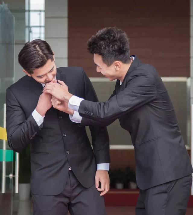 宁波大学193CM篮球校草穿正装,这大长腿太帅了 宁波大学193CM篮球校草穿正装,这大长腿太帅了