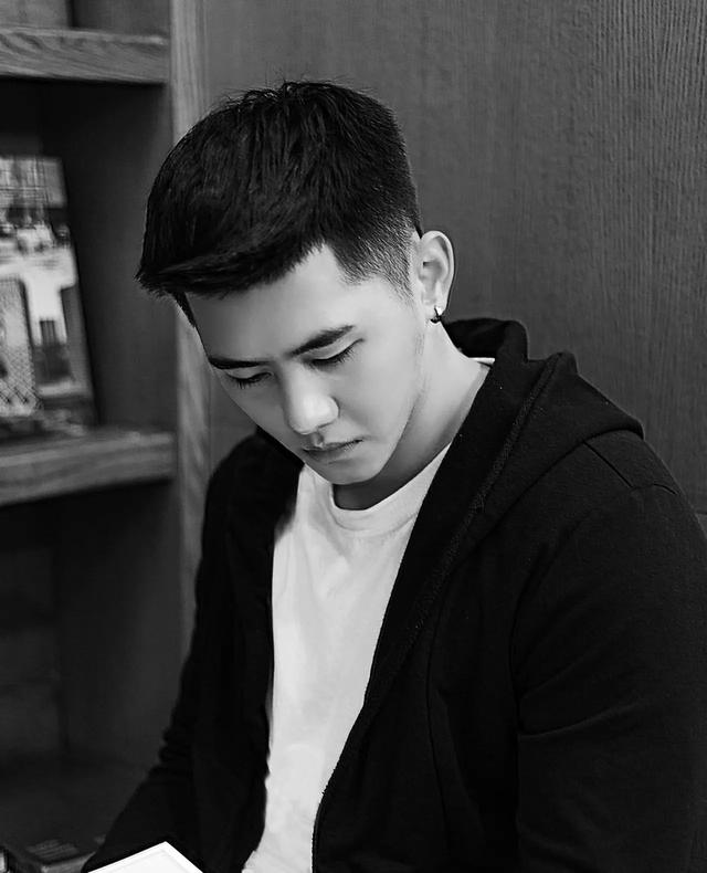 宁波大学193CM篮球校草穿正装,这大长腿太帅了 宁波大学193CM篮球校草穿正装,这大长腿太帅了