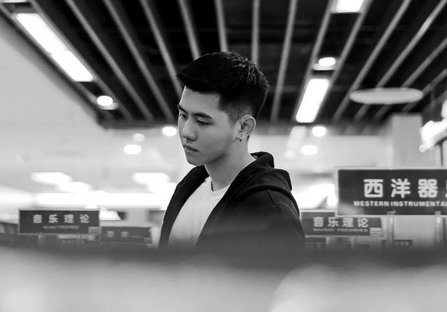 宁波大学193CM篮球校草穿正装,这大长腿太帅了 宁波大学193CM篮球校草穿正装,这大长腿太帅了