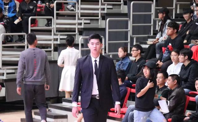宁波大学193CM篮球校草穿正装,这大长腿太帅了 宁波大学193CM篮球校草穿正装,这大长腿太帅了