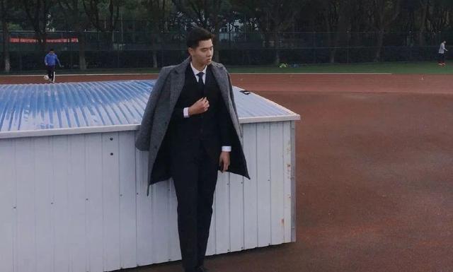 宁波大学193CM篮球校草穿正装,这大长腿太帅了 宁波大学193CM篮球校草穿正装,这大长腿太帅了