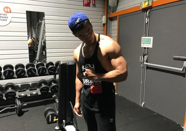 飞行员衣服下藏着这样的身材,荷尔蒙旺盛的男人 飞行员衣服下藏着这样的身材,荷尔蒙旺盛的男人