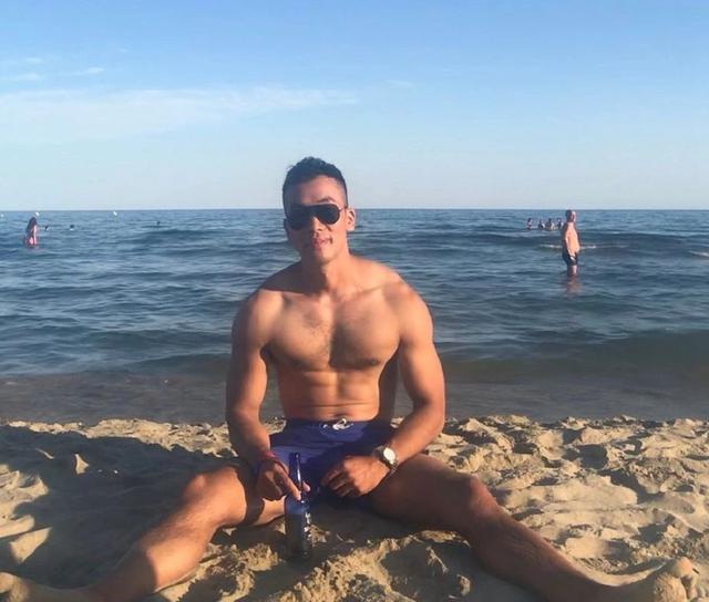 飞行员衣服下藏着这样的身材,荷尔蒙旺盛的男人 飞行员衣服下藏着这样的身材,荷尔蒙旺盛的男人