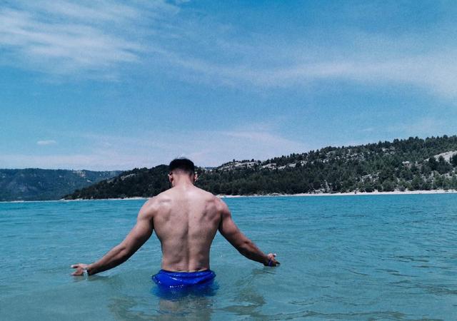 飞行员衣服下藏着这样的身材,荷尔蒙旺盛的男人 飞行员衣服下藏着这样的身材,荷尔蒙旺盛的男人