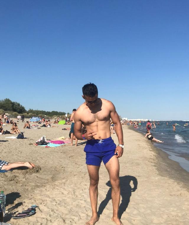 飞行员衣服下藏着这样的身材,荷尔蒙旺盛的男人 飞行员衣服下藏着这样的身材,荷尔蒙旺盛的男人