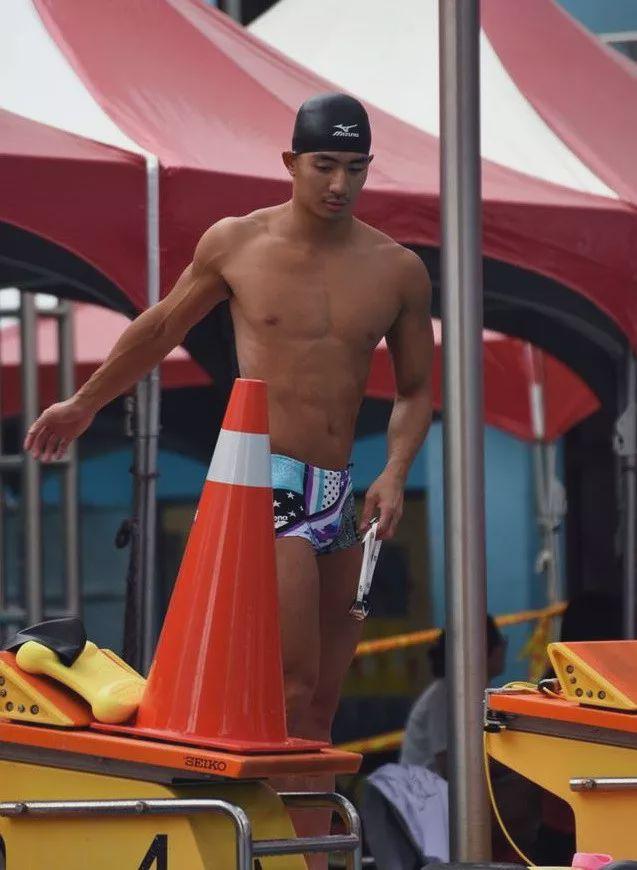 泳池偶遇的175cm的肌肉男,竟然是一名正宗的体育生 泳池偶遇的175cm的肌肉男,竟然是一名正宗的体育生