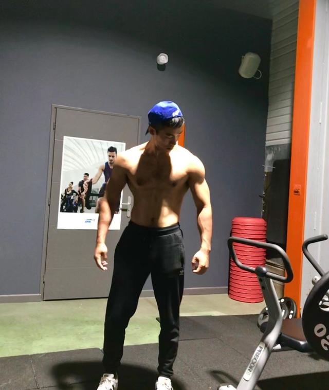 飞行员衣服下藏着这样的身材,荷尔蒙旺盛的男人 飞行员衣服下藏着这样的身材,荷尔蒙旺盛的男人