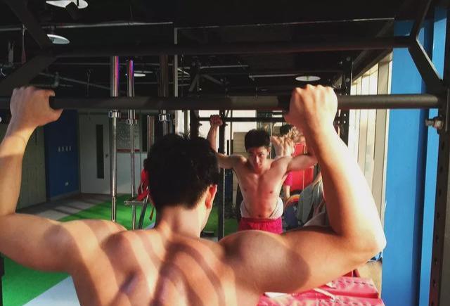 泳池偶遇的175cm的肌肉男,竟然是一名正宗的体育生 泳池偶遇的175cm的肌肉男,竟然是一名正宗的体育生