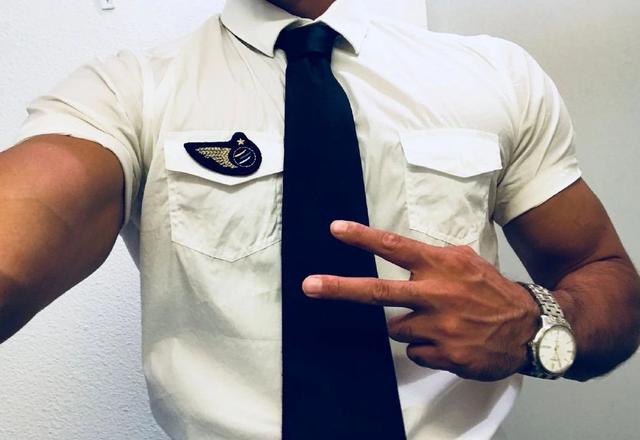 飞行员衣服下藏着这样的身材,荷尔蒙旺盛的男人 飞行员衣服下藏着这样的身材,荷尔蒙旺盛的男人