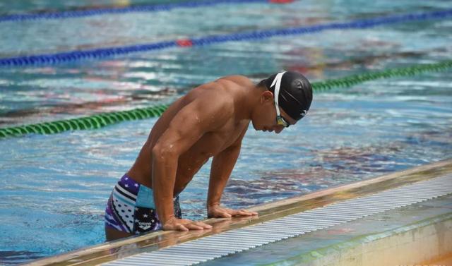 泳池偶遇的175cm的肌肉男,竟然是一名正宗的体育生 泳池偶遇的175cm的肌肉男,竟然是一名正宗的体育生