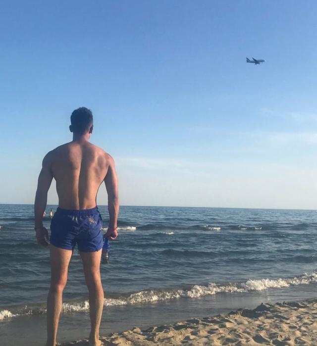 飞行员衣服下藏着这样的身材,荷尔蒙旺盛的男人 飞行员衣服下藏着这样的身材,荷尔蒙旺盛的男人