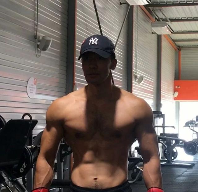 飞行员衣服下藏着这样的身材,荷尔蒙旺盛的男人 飞行员衣服下藏着这样的身材,荷尔蒙旺盛的男人