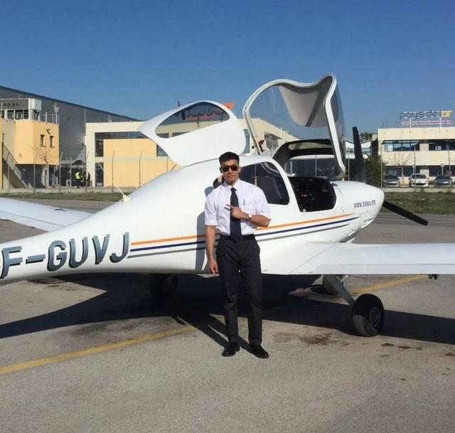 飞行员衣服下藏着这样的身材,荷尔蒙旺盛的男人 飞行员衣服下藏着这样的身材,荷尔蒙旺盛的男人