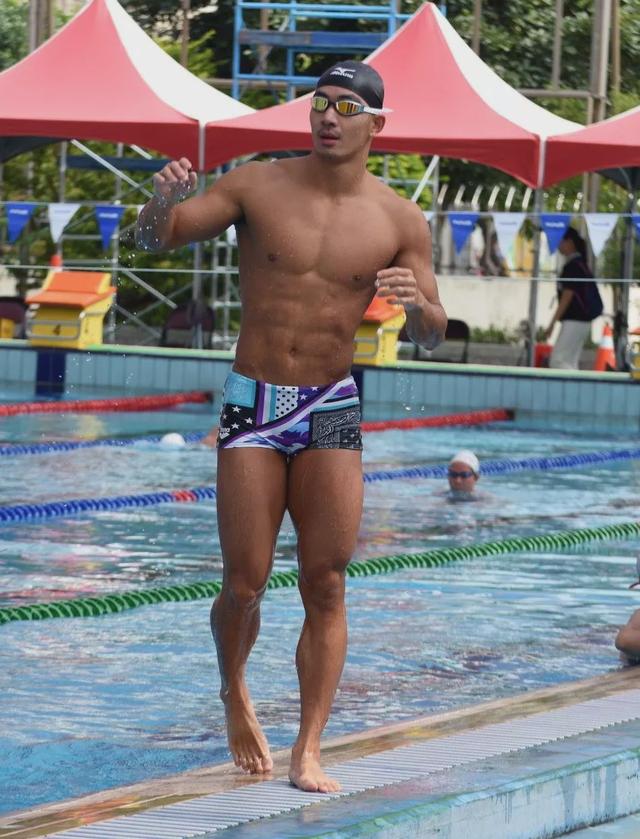 泳池偶遇的175cm的肌肉男,竟然是一名正宗的体育生 泳池偶遇的175cm的肌肉男,竟然是一名正宗的体育生