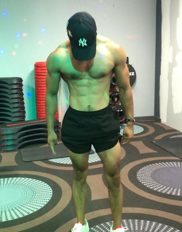 飞行员衣服下藏着这样的身材,荷尔蒙旺盛的男人 飞行员衣服下藏着这样的身材,荷尔蒙旺盛的男人