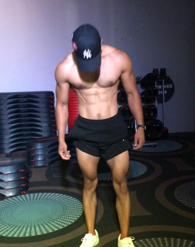 飞行员衣服下藏着这样的身材,荷尔蒙旺盛的男人 飞行员衣服下藏着这样的身材,荷尔蒙旺盛的男人