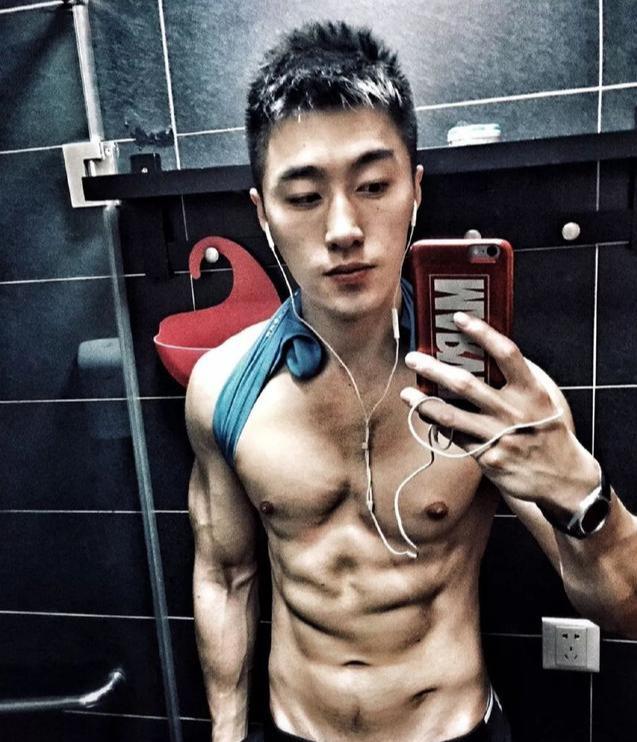 寸头帅气硬汉袁福福身材好到爆 寸头帅气硬汉袁福福身材好到爆