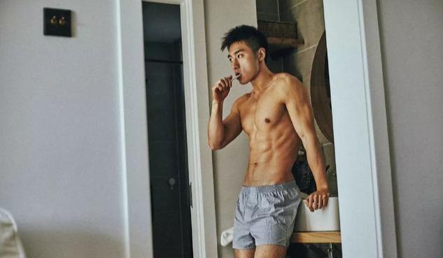 寸头帅气硬汉袁福福身材好到爆 寸头帅气硬汉袁福福身材好到爆