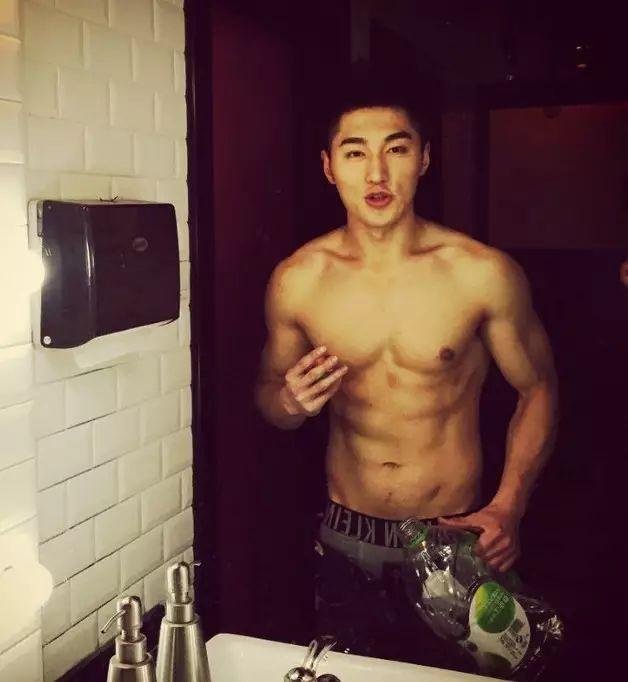 寸头帅气硬汉袁福福身材好到爆 寸头帅气硬汉袁福福身材好到爆