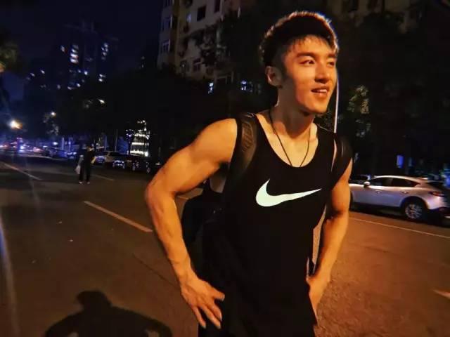 寸头帅气硬汉袁福福身材好到爆 寸头帅气硬汉袁福福身材好到爆