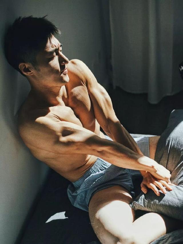 寸头帅气硬汉袁福福身材好到爆 寸头帅气硬汉袁福福身材好到爆