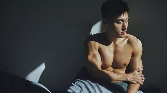 寸头帅气硬汉袁福福身材好到爆 寸头帅气硬汉袁福福身材好到爆