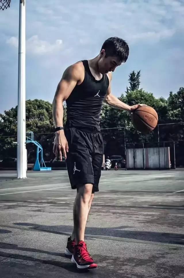 寸头帅气硬汉袁福福身材好到爆 寸头帅气硬汉袁福福身材好到爆