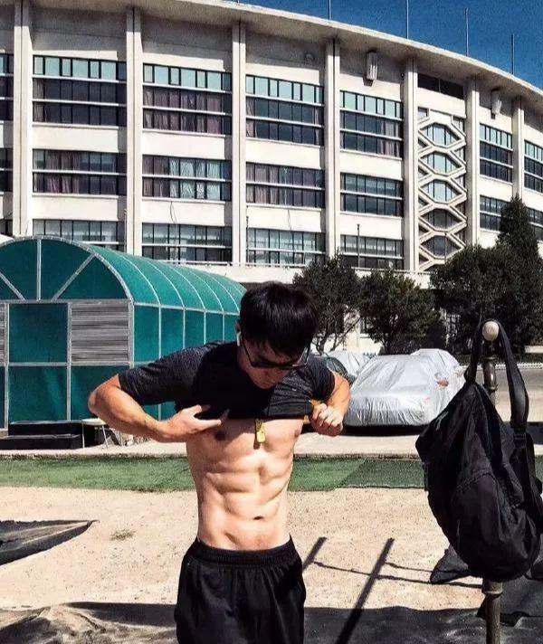 寸头帅气硬汉袁福福身材好到爆 寸头帅气硬汉袁福福身材好到爆