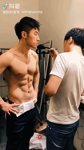 寸头帅气硬汉袁福福身材好到爆 寸头帅气硬汉袁福福身材好到爆