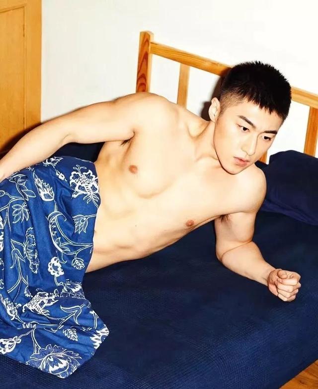 寸头帅气硬汉袁福福身材好到爆 寸头帅气硬汉袁福福身材好到爆