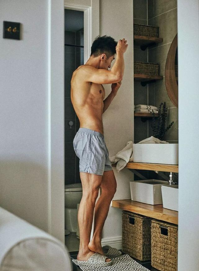 寸头帅气硬汉袁福福身材好到爆 寸头帅气硬汉袁福福身材好到爆