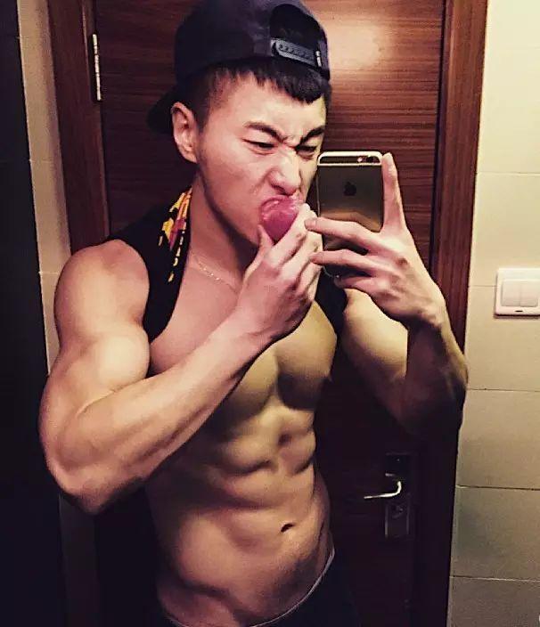 寸头帅气硬汉袁福福身材好到爆 寸头帅气硬汉袁福福身材好到爆