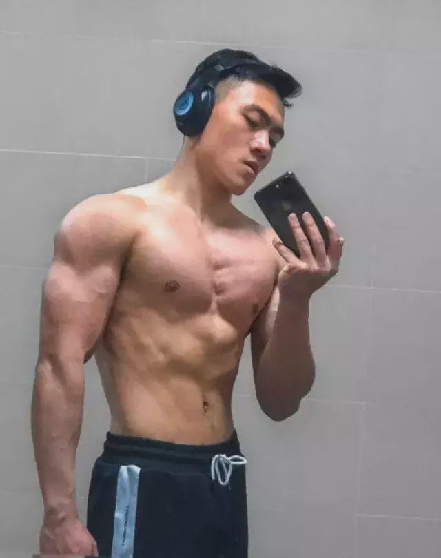 185CM东北电力大学肌肉男谢松锤,他的视频你看过吗 185CM东北电力大学肌肉男谢松锤,他的视频你看过吗