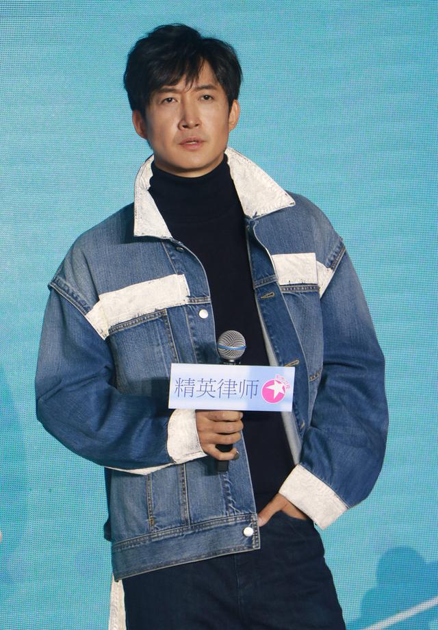 《精英律师》发布会,靳东穿白西裤显优雅个性 《精英律师》发布会,靳东穿白西裤显优雅个性