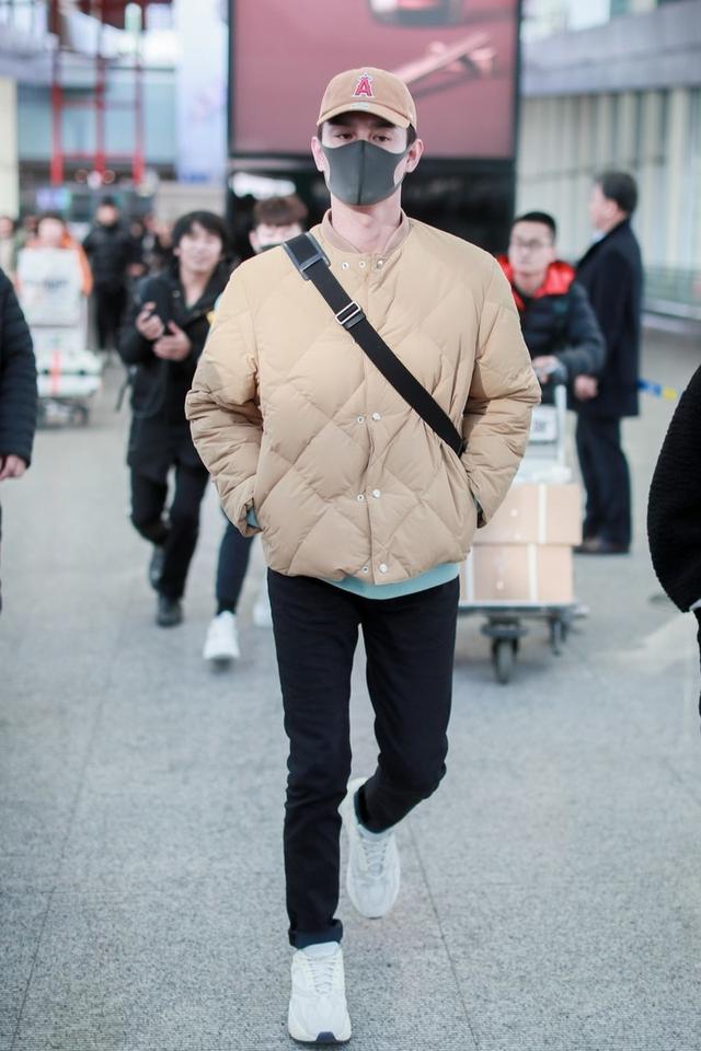 王凯无领棉衣搭配现身机场,修身显瘦尽显好身材 王凯无领棉衣搭配现身机场,修身显瘦尽显好身材